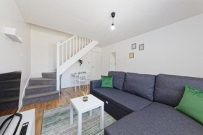 Comfortable Home in Kent, Sleeps 6 - Parking Available